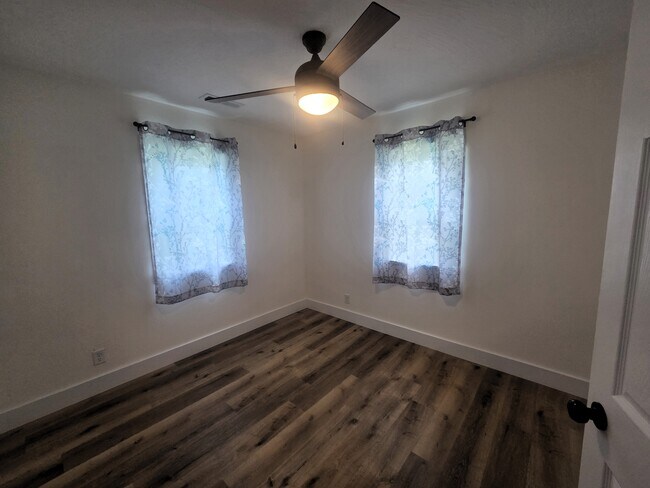 Building Photo - 2842 W Elm St