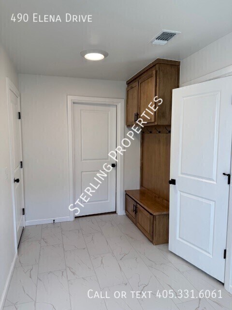 Building Photo - 490 Elena Dr
