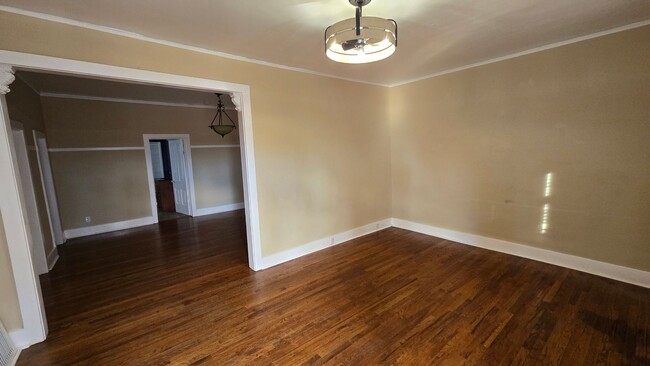 Building Photo - PET FRIENDLY 3 BEDROOM, 2 BATHROOM, DOWNTO...