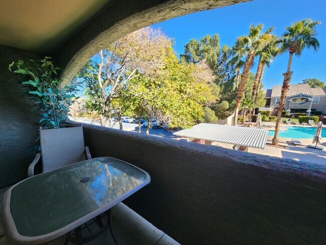 Building Photo - Gated 2 Bedroom Condo - Furnished