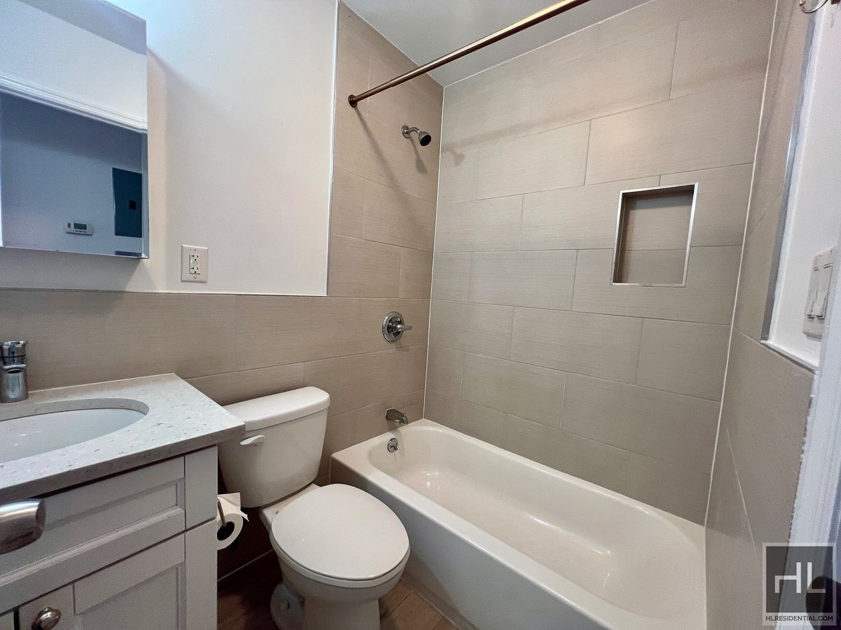 Building Photo - 3BR 2BA Top Floor Bedstuy Townhouse Origin...
