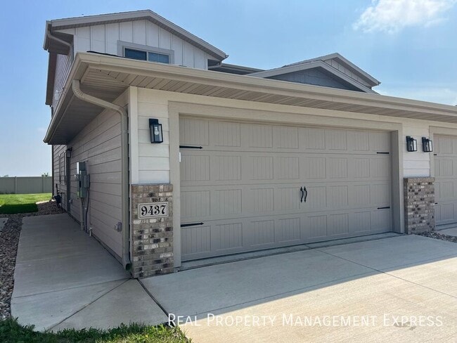 Building Photo - 9437 W Dolores Dr