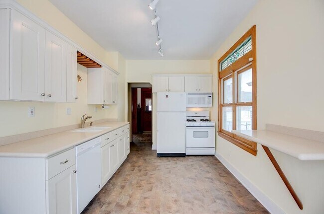 Building Photo - 807 Snelling Ave N