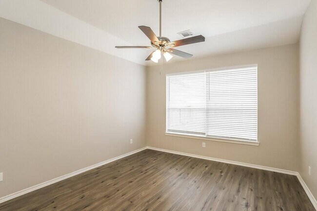 Building Photo - 4939 Forest Hurst Dr