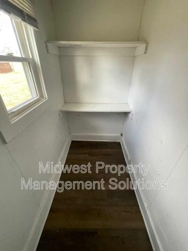 Building Photo - 826 W 2nd St