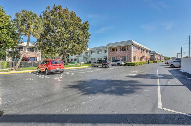 Building Photo - 406 S Cypress Rd