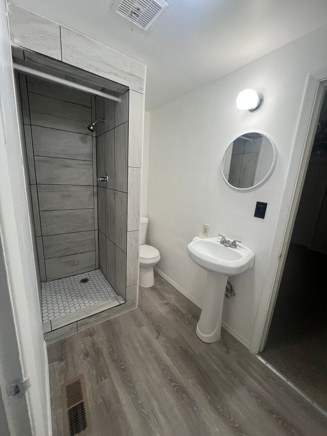 Building Photo - Newly Renovated 4 Bedroom, 2 Bathroom Home - Located in Moyina Heights!