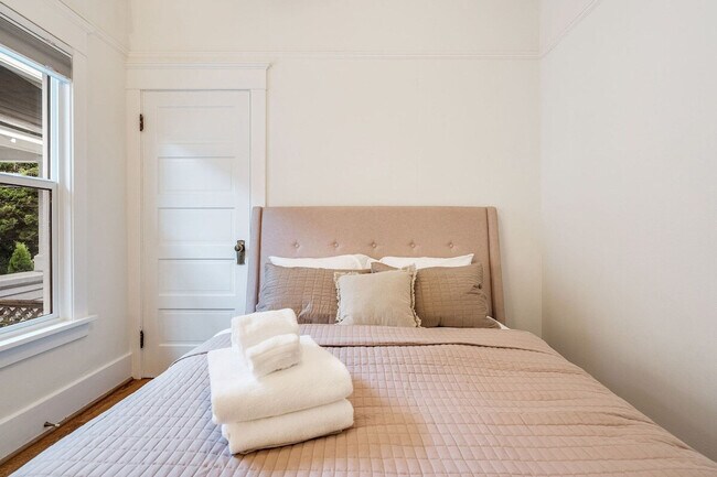 Building Photo - 2403 7th Ave W