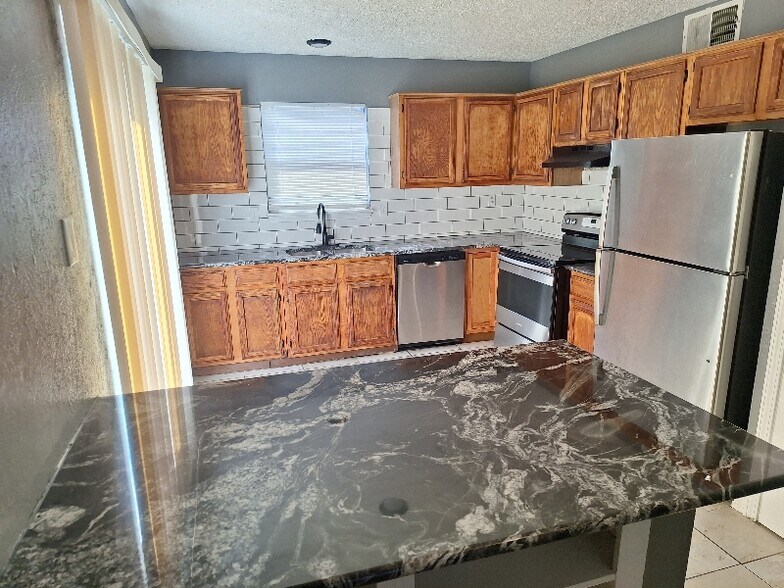 Building Photo - 2123 Chatham Square Ct