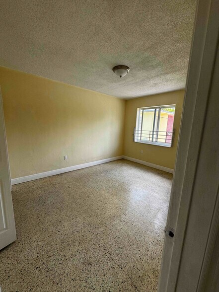 Building Photo - 944 NW 6th St