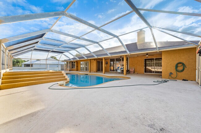 Building Photo - 1255 SE Naples Ln