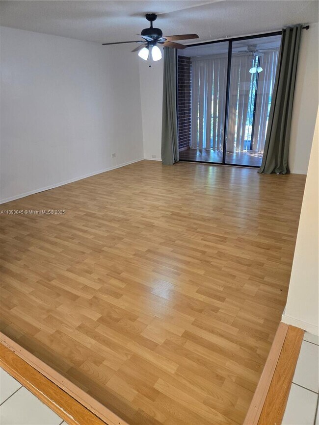 Building Photo - 3730 Inverrary Dr