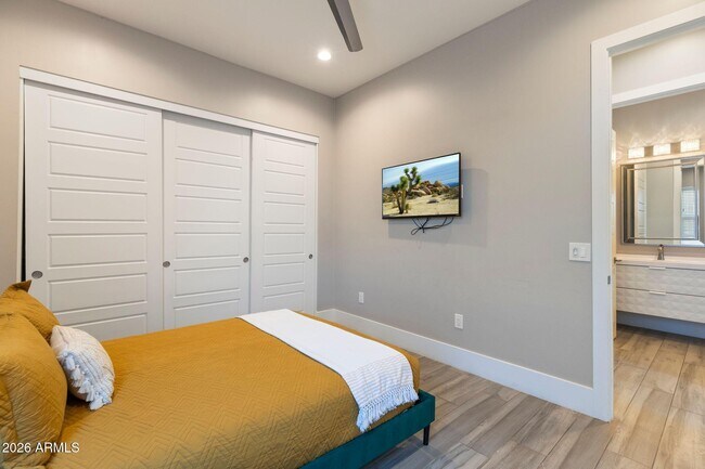 Building Photo - 2252 E South Mountain Ave