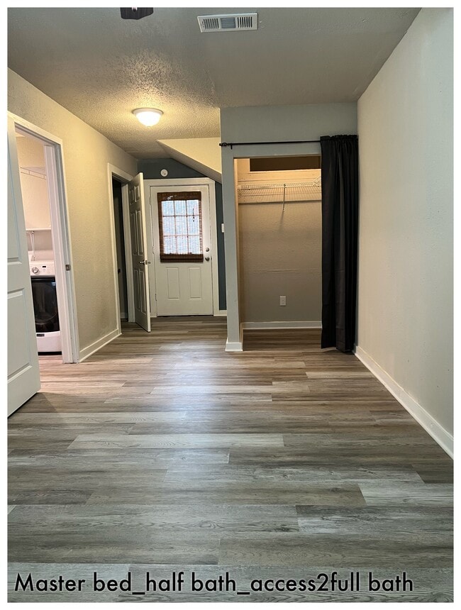 Building Photo - 1001 Main St