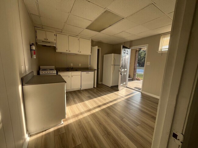 Building Photo - 142 Goshen Rd