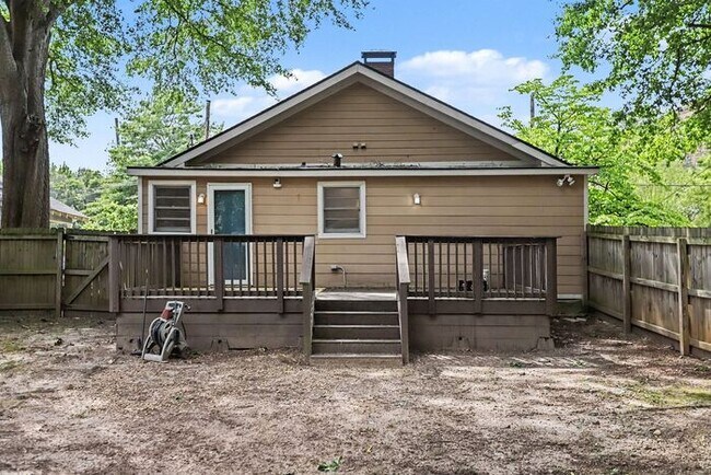 Building Photo - 3BR/2BA Gem Located in Historic West End!