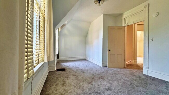 Building Photo - Historic Downtown 4 Bed 1.5 Bath Across from St Joes Hospital and Pres St Lukes.