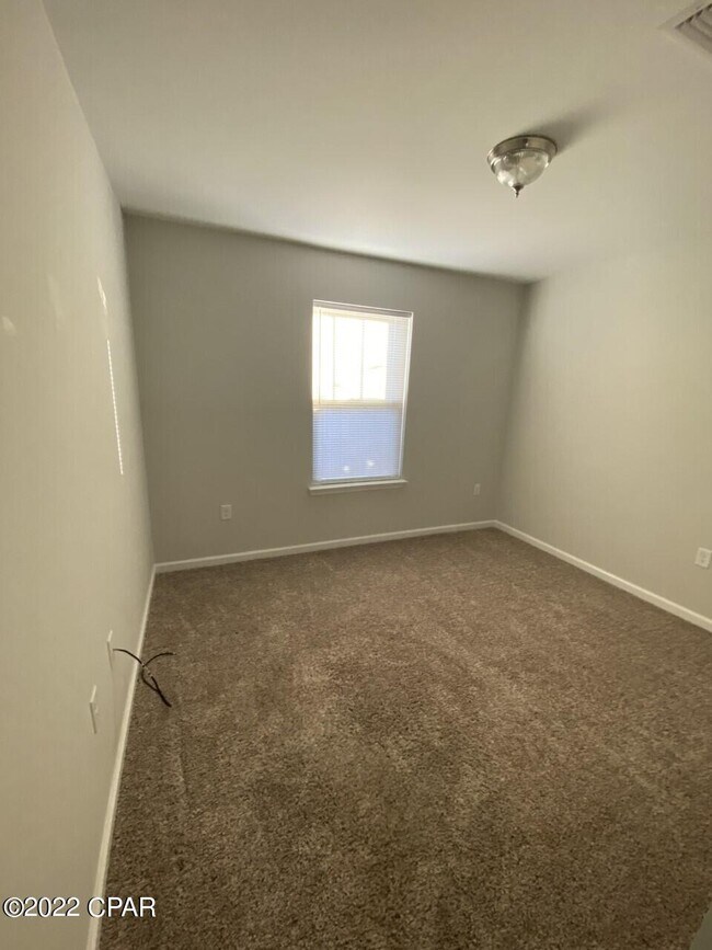 Building Photo - 401 Raven Ln