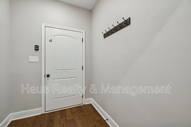 Building Photo - 207 Bedford Ct