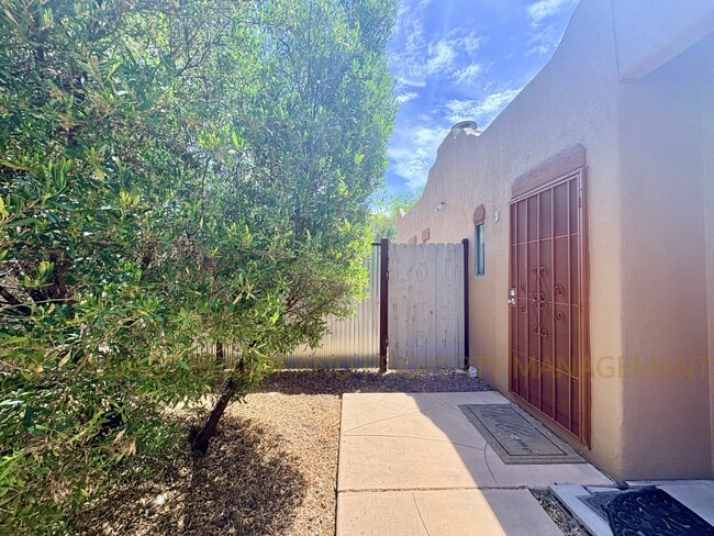 Building Photo - 1628 N Venice Ave