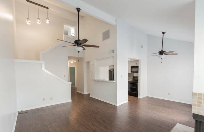 Building Photo - 105 Maplewood Dr