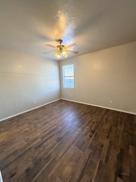 Building Photo - 1929 Lariat Cir