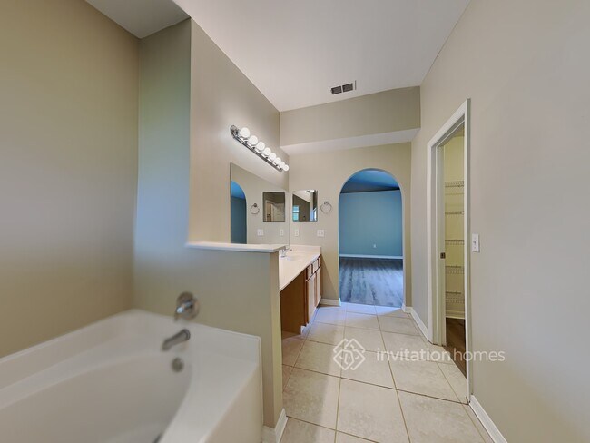 Building Photo - 2592 Reflections Pl