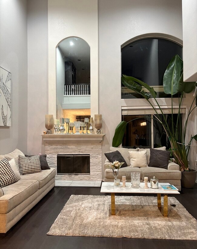 Building Photo - 2300 Greenbriar Dr