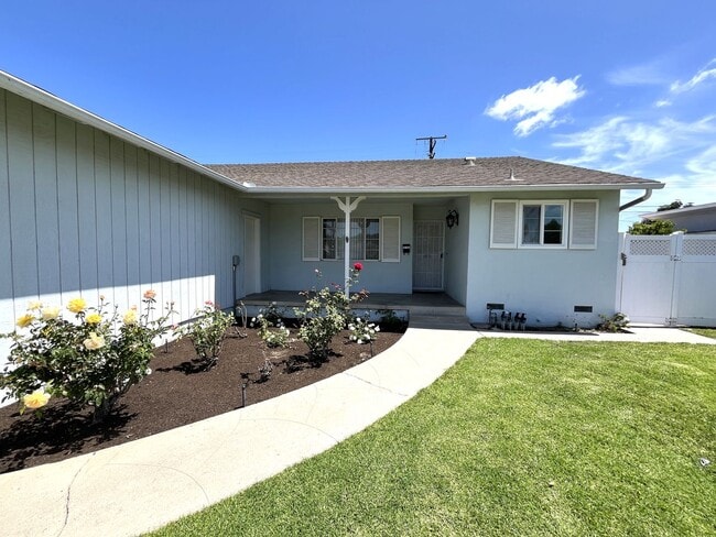 Building Photo - Charming Single Level 3-Bedroom 2-Bathroom Home With Hardwood Floors
