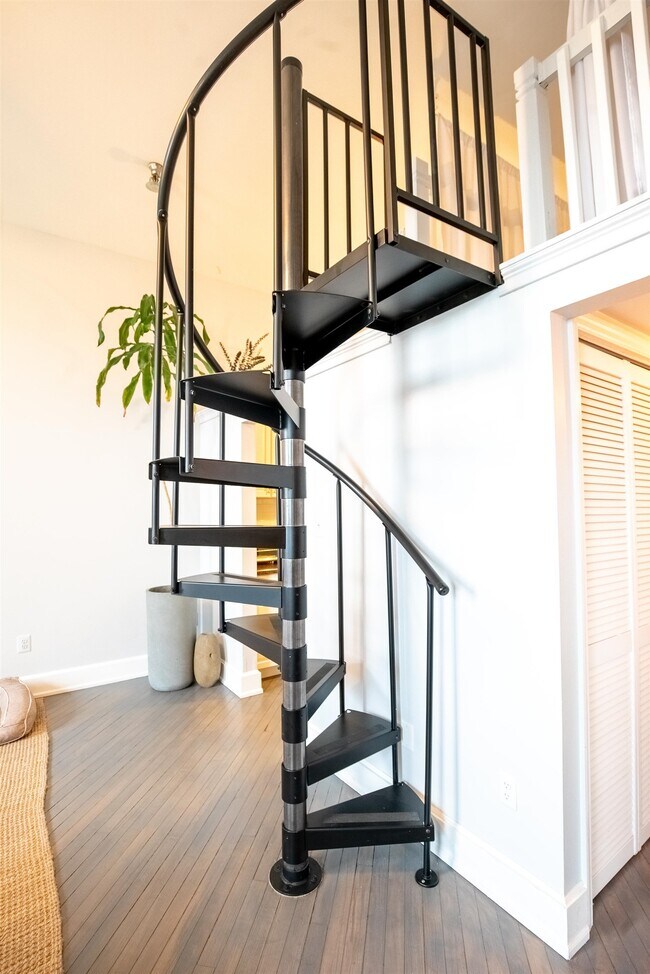 Building Photo - 154 Ogden Ave.