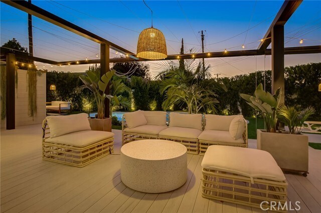 Building Photo - 8161 Encino Ave