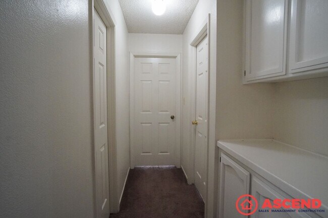 Building Photo - Lovely Home In Southwest Bakersfield!