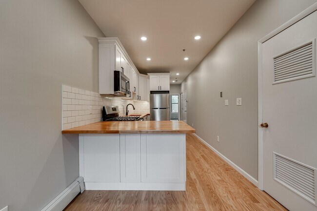 Building Photo - 813 Park Ave