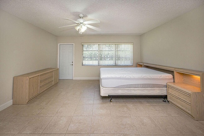 Building Photo - 14404 Canalview Dr