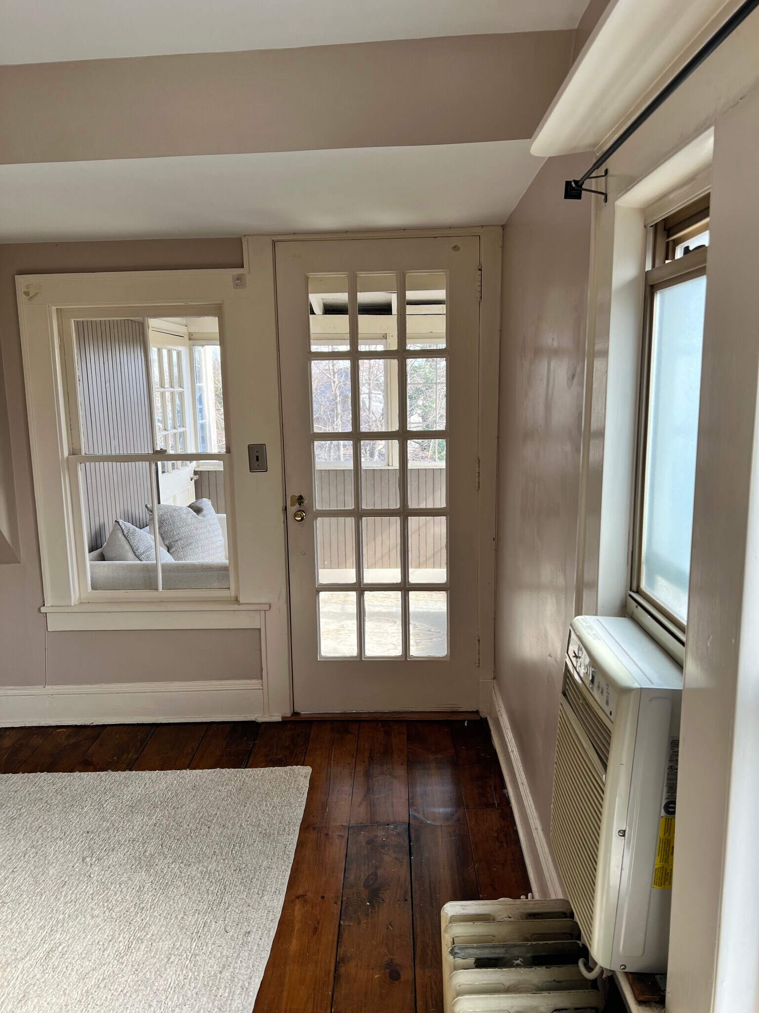 Living room - 136 E 9th St