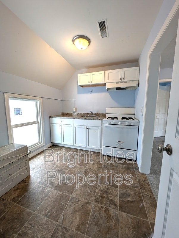 Building Photo - 538 Charles Ave