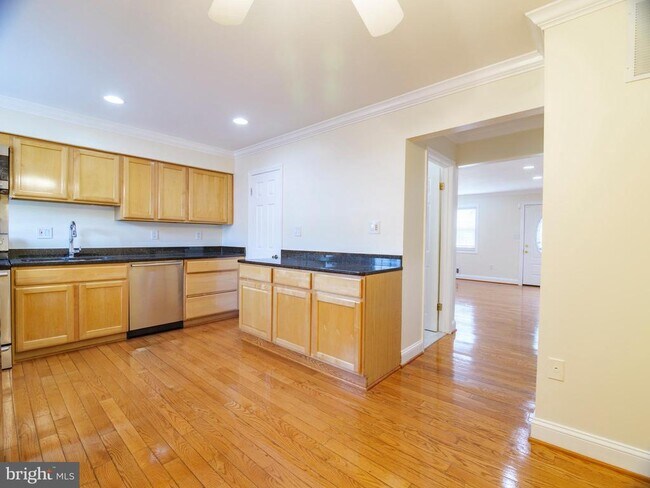 Building Photo - 3075 Sunset Ln