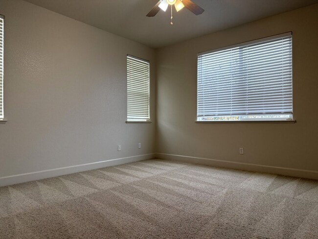 Building Photo - Pleasing 5/2 near college and UC