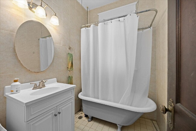 Building Photo - "Charming 3-Bed Duplex with Hardwood Floors & Cozy Fireplace - 6114 Waterman Blvd, St. Louis!" ST...