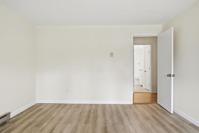 Building Photo - 4 Linda Ln