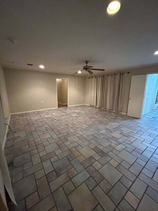 Building Photo - Spacious Midway ISD Home