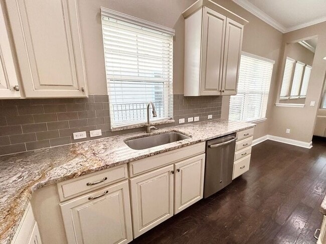 Building Photo - Stunning 3/2.5 Stylish Home with a Detache...