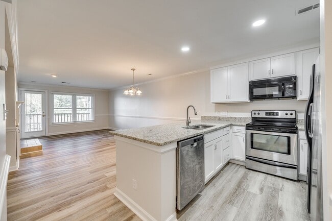 Building Photo - Charming 2 bed 2 bath condo with great water views in gated community in Charlotte on Lake Wylie!