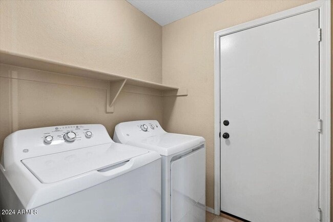 Building Photo - 1310 E Sheena Dr