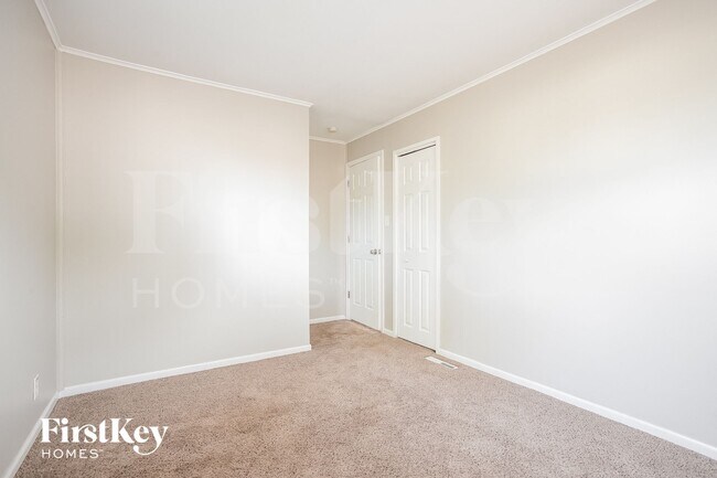 Building Photo - 811 Salem Ln