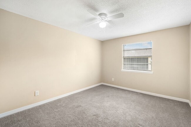 Building Photo - Affordable 3/2 in the Heart of Town And Co...
