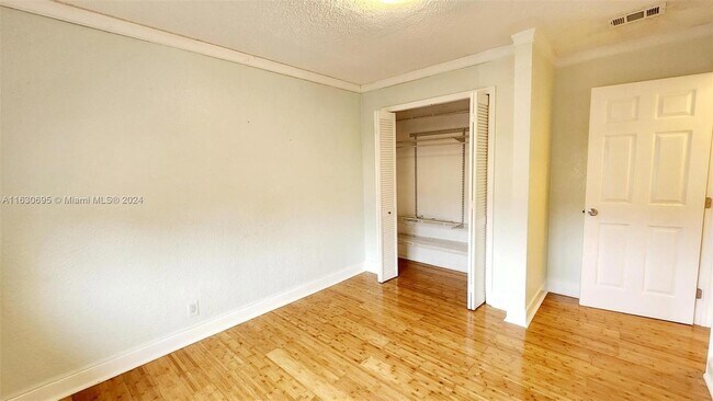 Building Photo - 6516 SW 41st Ct