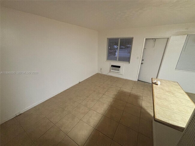 Building Photo - 610 NE 12th Ave