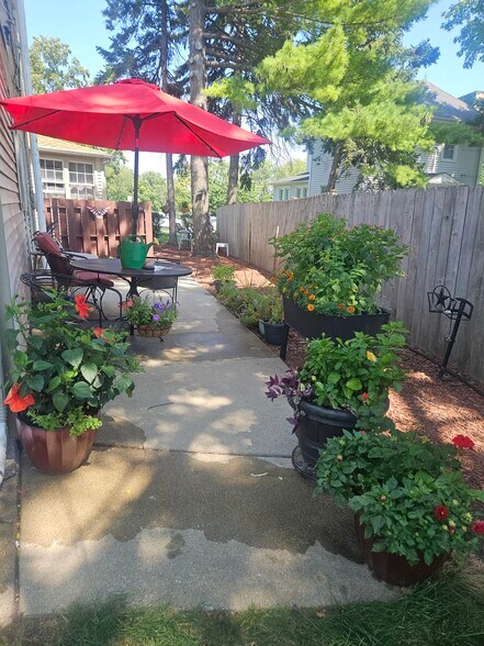 Building Photo - 6040 N Avondale Ave