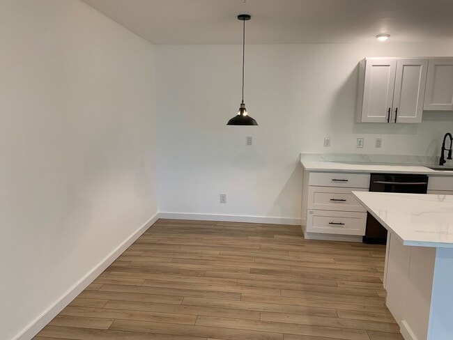 Building Photo - Beautiful Lakefront 2 Bed 1.75 Bath Condo ...